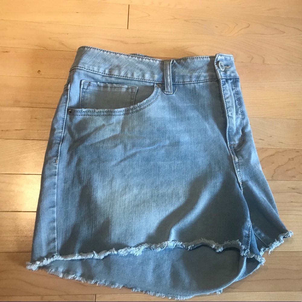 🔥Mid-Rise Distressed Denim Shorts🔥